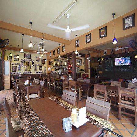 Baan Glang Soi Restaurant & Guesthouse Bangkok Dış mekan fotoğraf