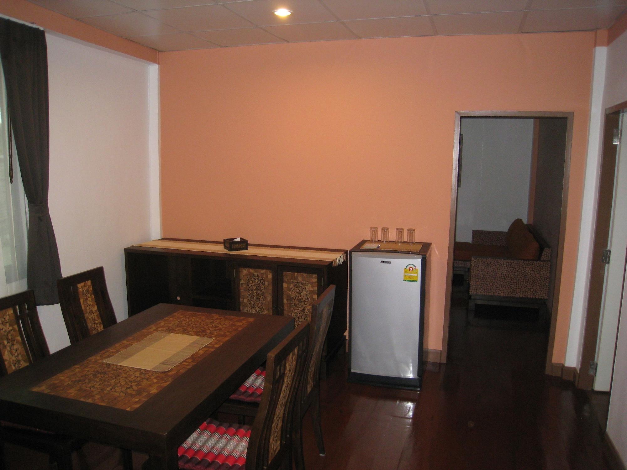 Baan Glang Soi Restaurant & Guesthouse Bangkok Dış mekan fotoğraf