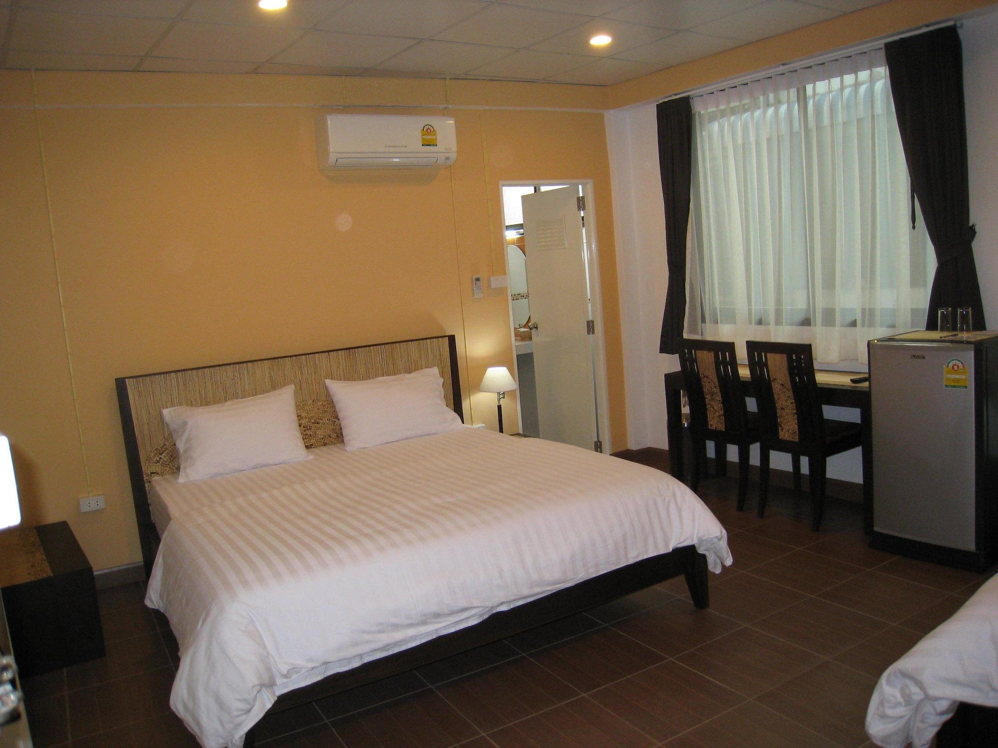 Baan Glang Soi Restaurant & Guesthouse Bangkok Dış mekan fotoğraf