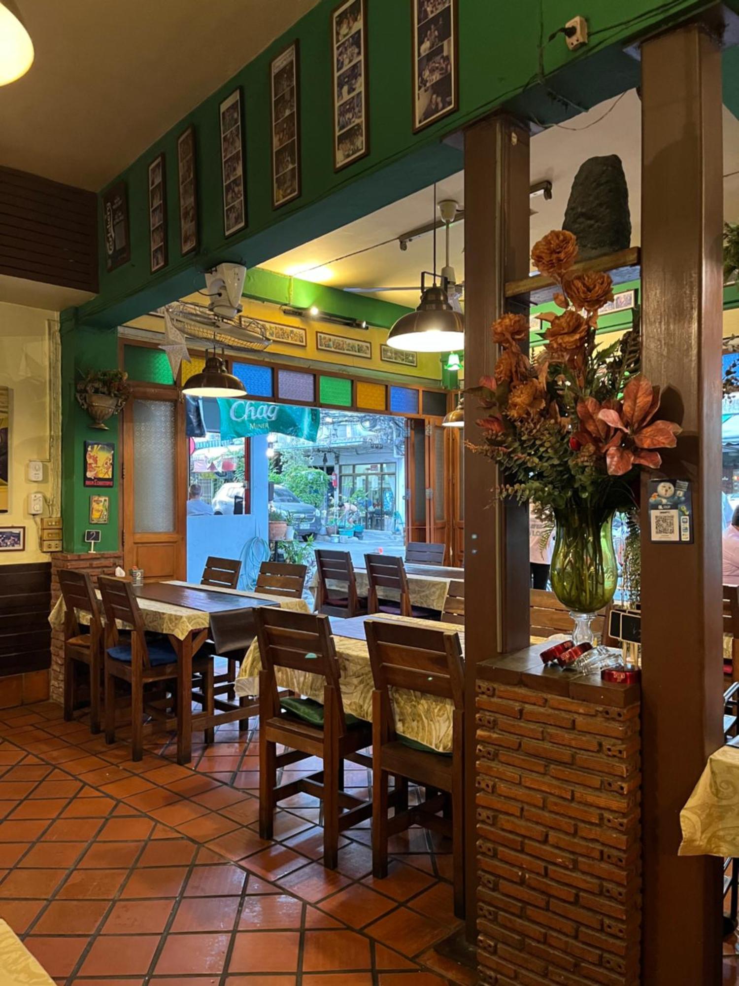 Baan Glang Soi Restaurant & Guesthouse Bangkok Dış mekan fotoğraf