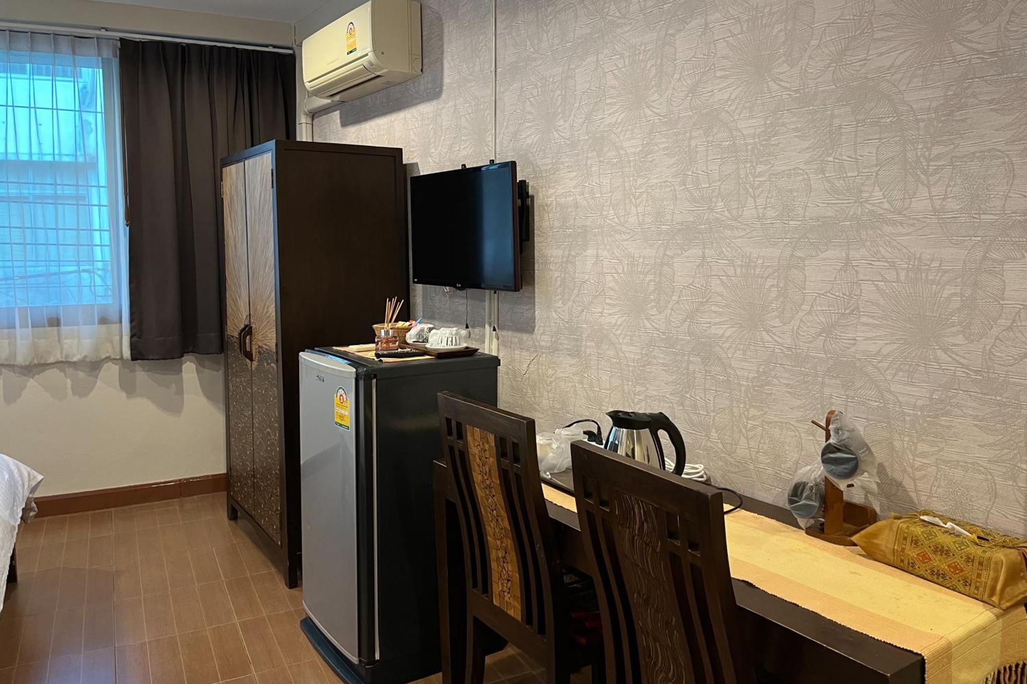 Baan Glang Soi Restaurant & Guesthouse Bangkok Dış mekan fotoğraf