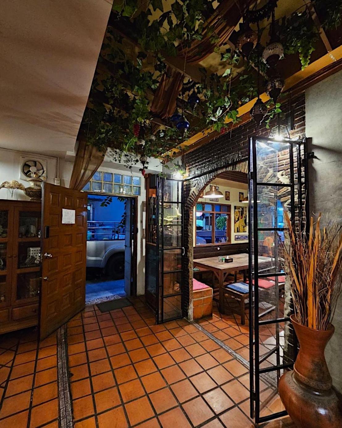 Baan Glang Soi Restaurant & Guesthouse Bangkok Dış mekan fotoğraf