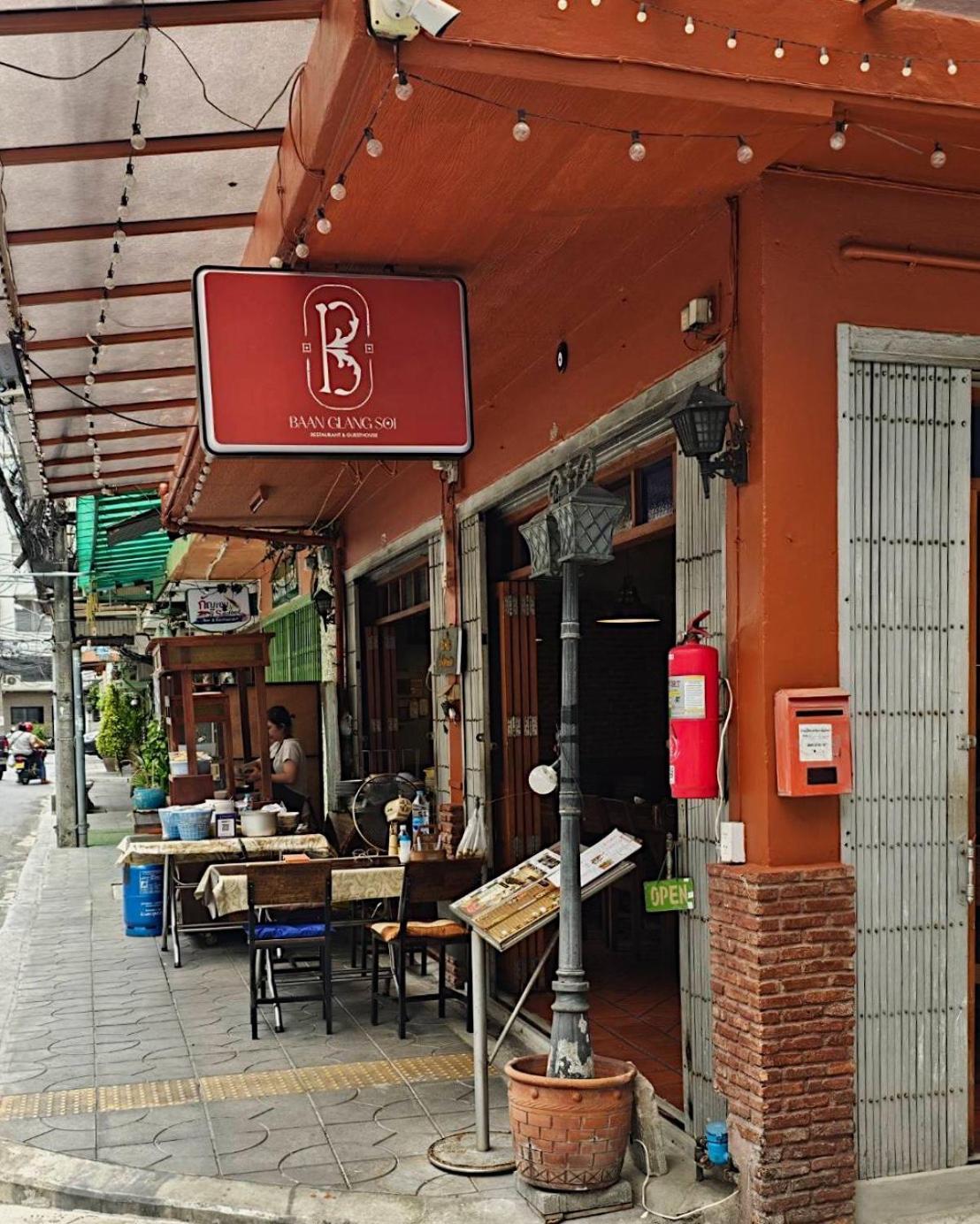 Baan Glang Soi Restaurant & Guesthouse Bangkok Dış mekan fotoğraf