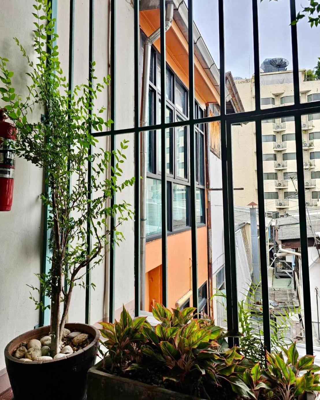 Baan Glang Soi Restaurant & Guesthouse Bangkok Dış mekan fotoğraf