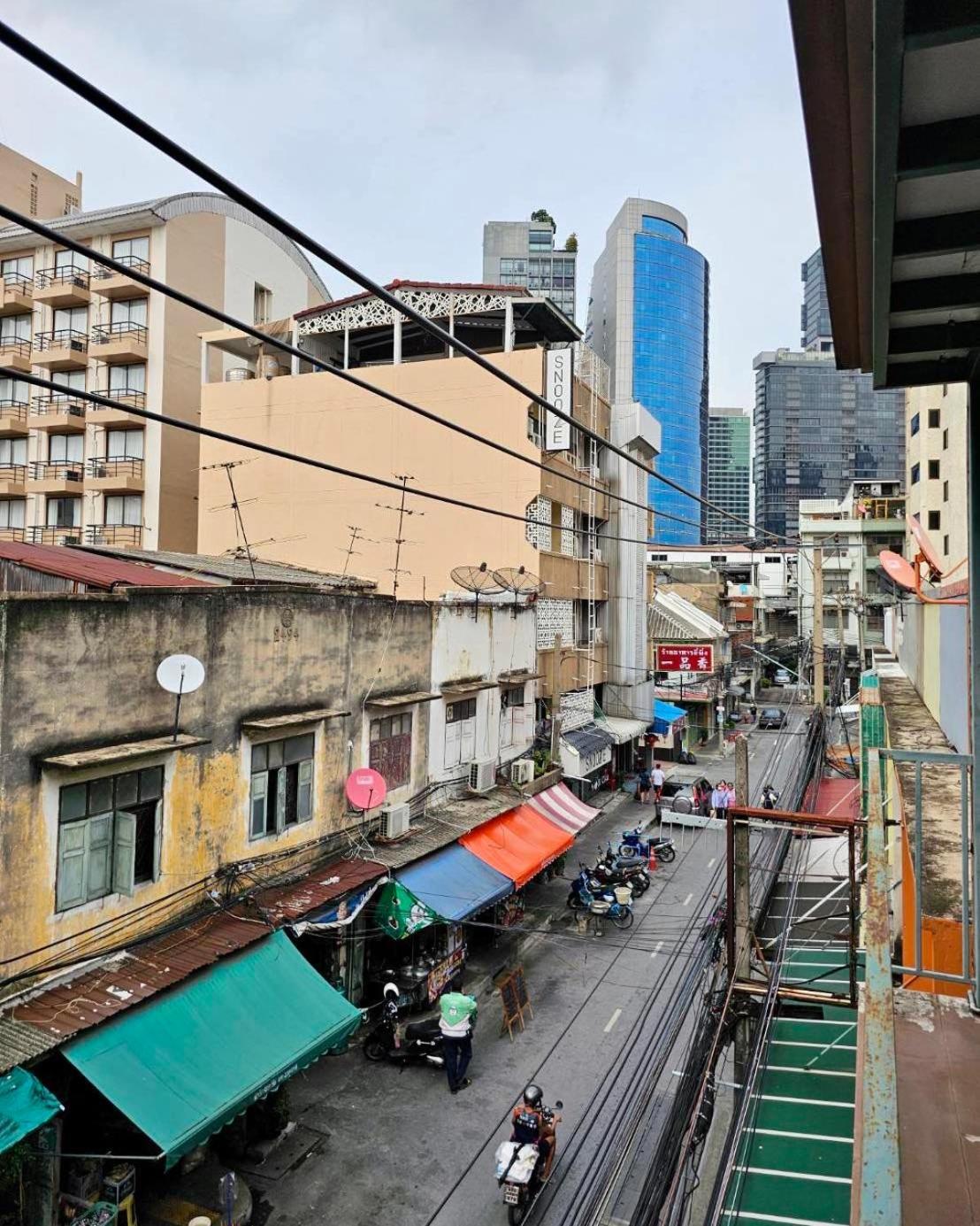 Baan Glang Soi Restaurant & Guesthouse Bangkok Dış mekan fotoğraf
