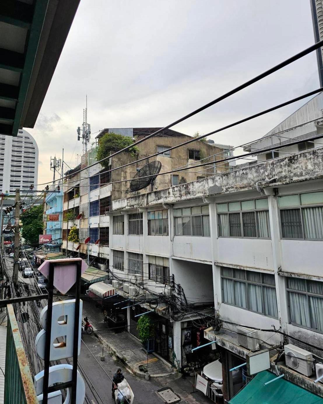 Baan Glang Soi Restaurant & Guesthouse Bangkok Dış mekan fotoğraf