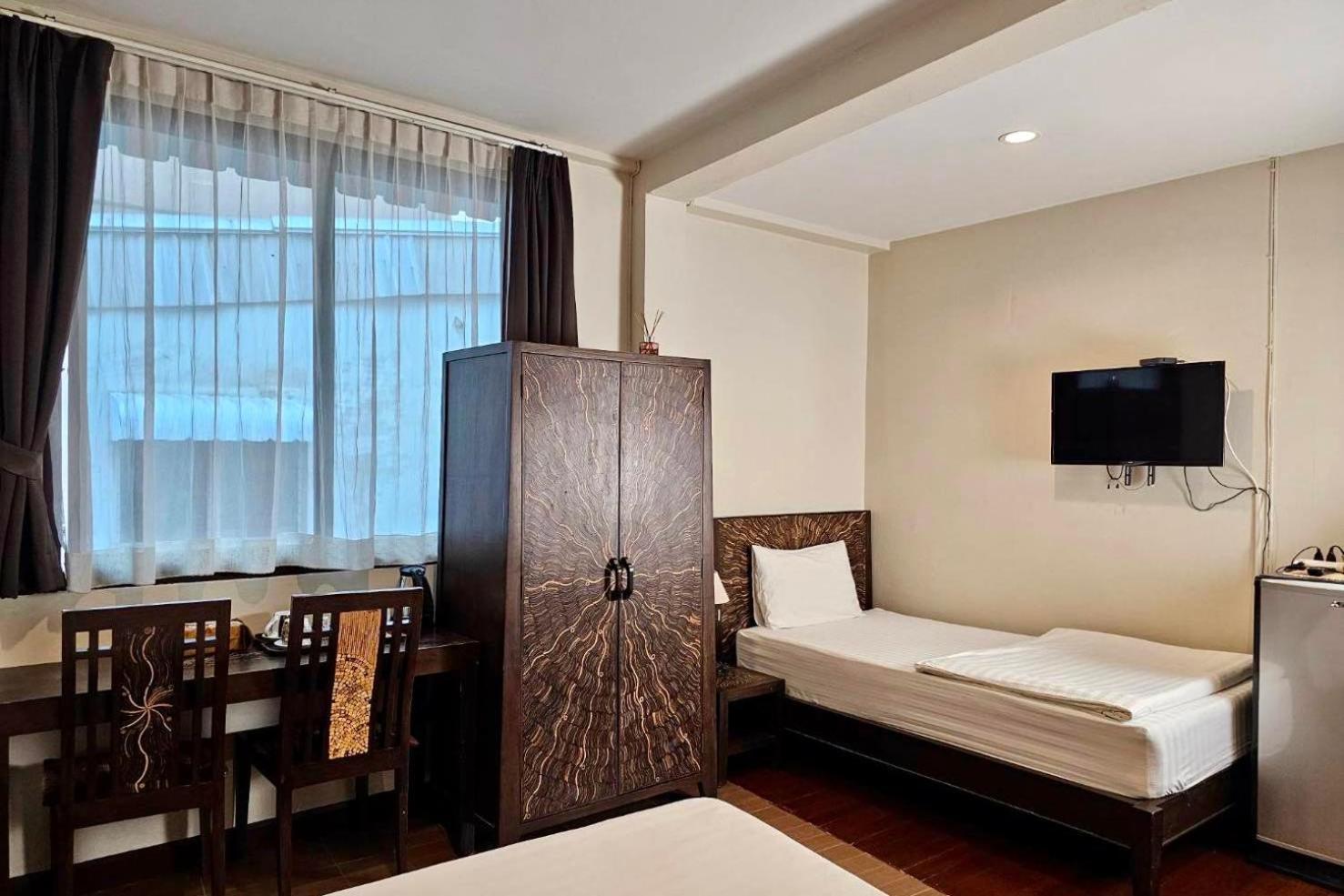Baan Glang Soi Restaurant & Guesthouse Bangkok Oda fotoğraf
