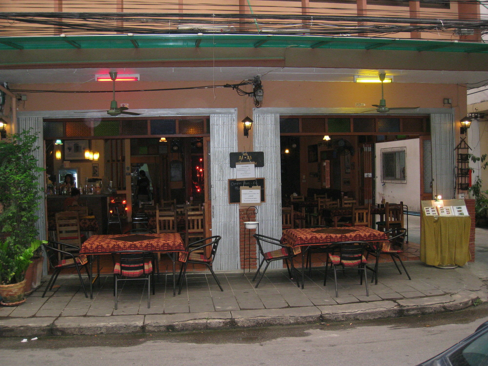 Baan Glang Soi Restaurant & Guesthouse Bangkok Dış mekan fotoğraf