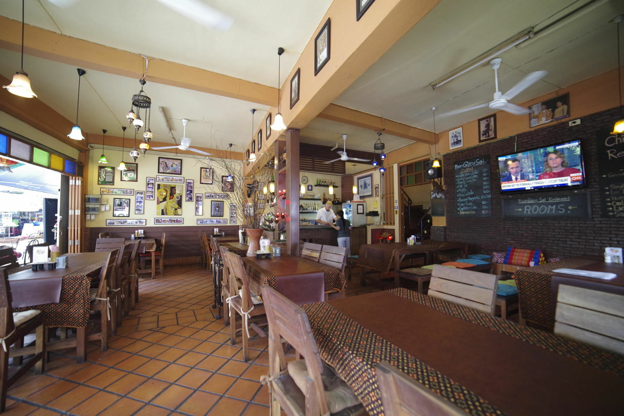 Baan Glang Soi Restaurant & Guesthouse Bangkok Dış mekan fotoğraf